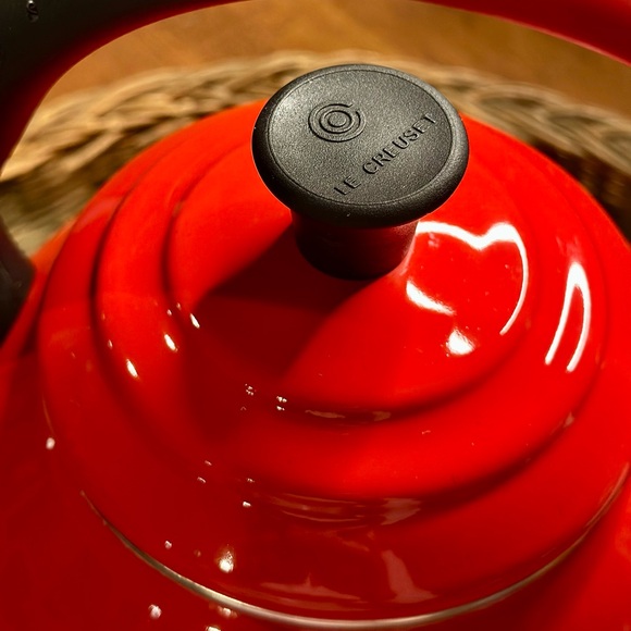 Le Creuset French Classic Modern Vibrant Red Enamel Whistling Hot Water Kettle - Picture 6 of 13